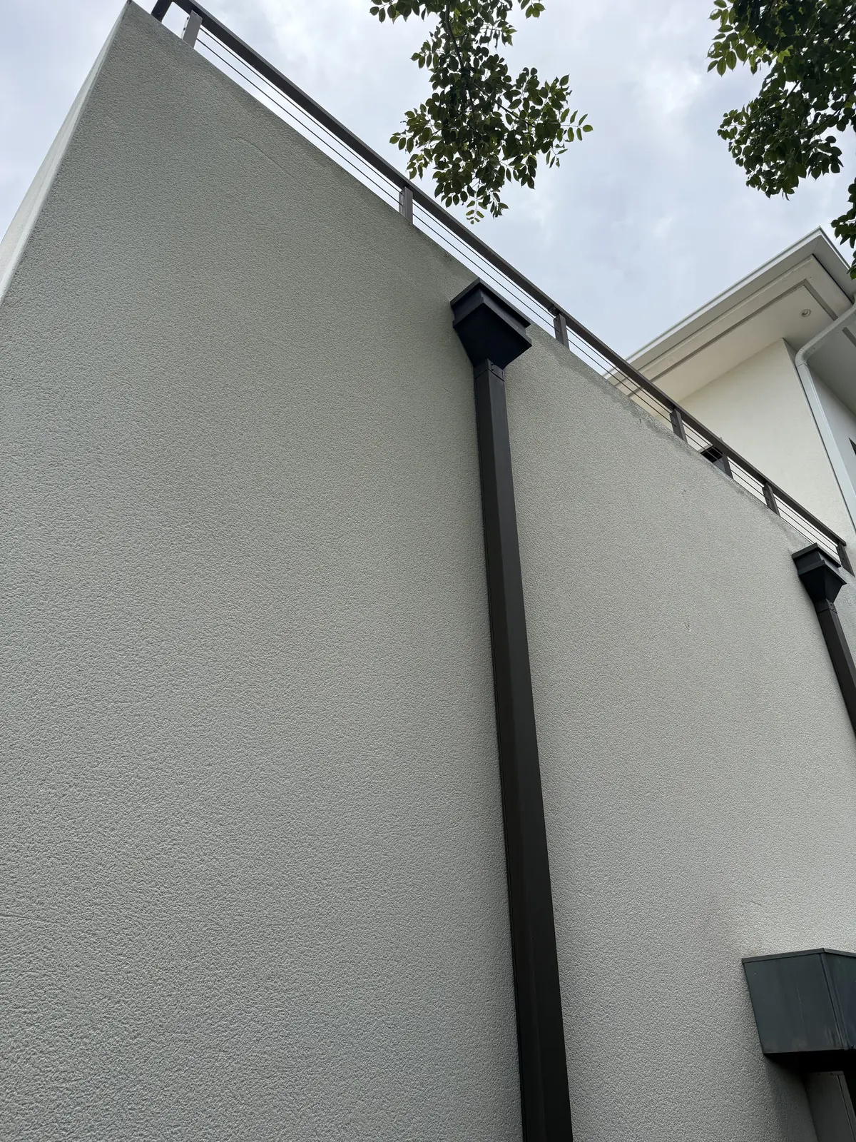 Same stucco wall clean after soft washing